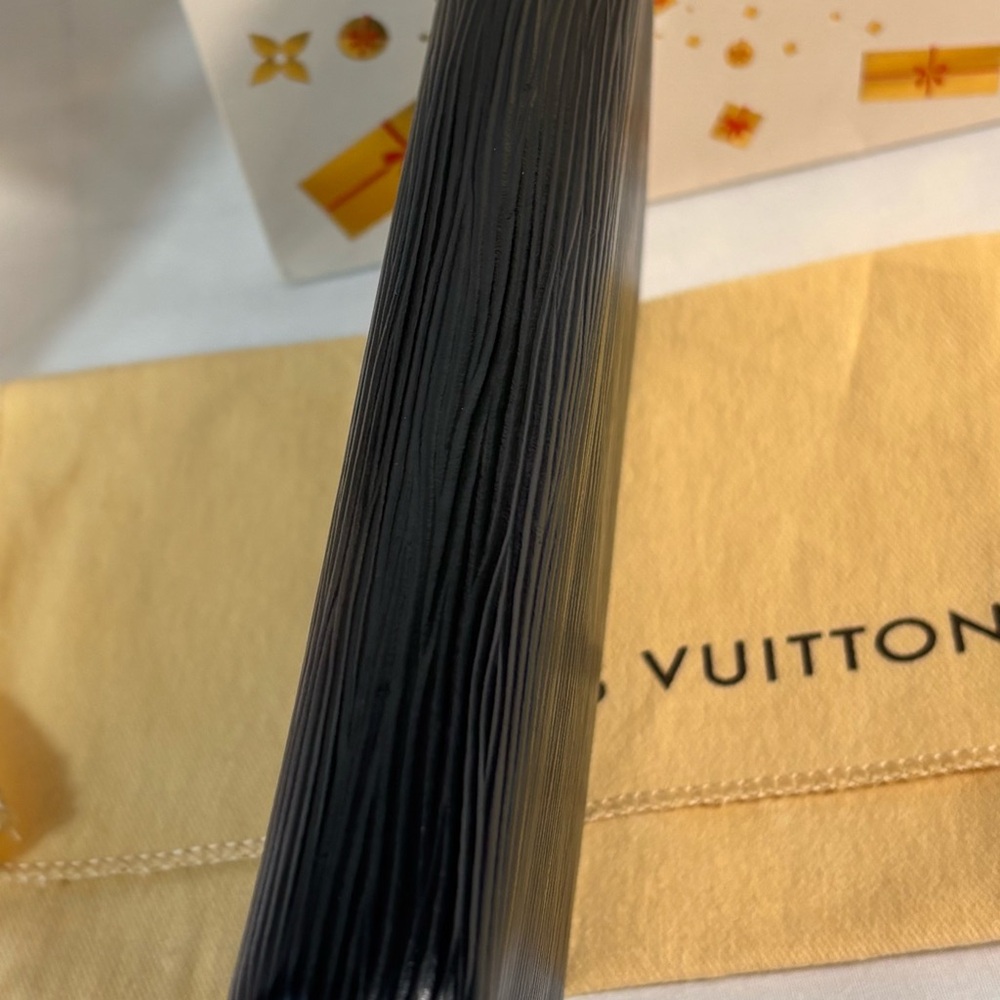 Absolutely Stunning Louis Vuitton Zippy Wallet Epi Noir - Picture 6 of 15
